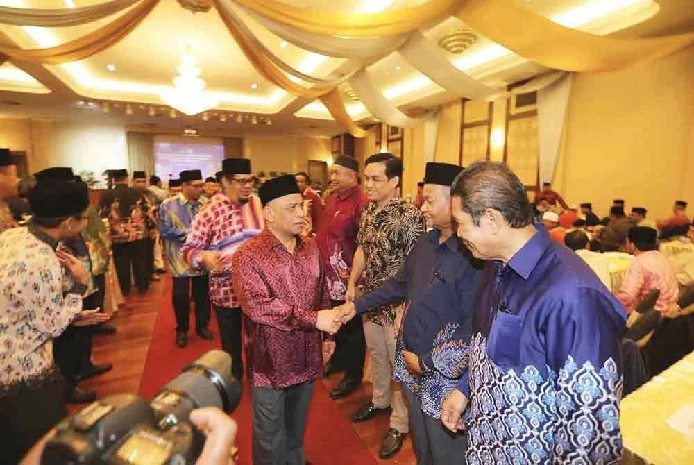 Saarani (depan, tengah) hadir menyempurnakan Nadwah Mendepani Cabaran Kecerdasan Buatan (AI) Dalam Kerangka Syariah Peringkat Kebangsaan di Kelab Golf Diraja Perak, Ipoh pada Khamis.