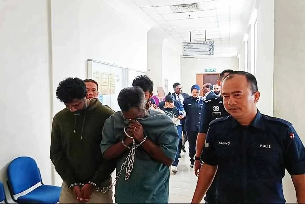 Dua lelaki dan seorang wanita didakwa di Mahkamah Sesyen Klang pada Khamis atas satu pertuduhan mengatur penyeludupan seorang migran warga Sri Lanka, bulan lalu.