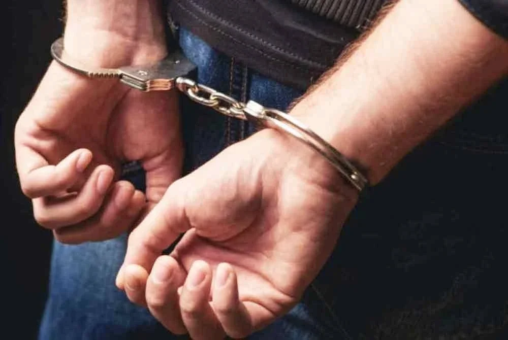 Polis Kluang tahan dua lelaki termasuk remaja 15 tahun kerana disyaki pecah masuk kedai runcit di Simpang Renggam.