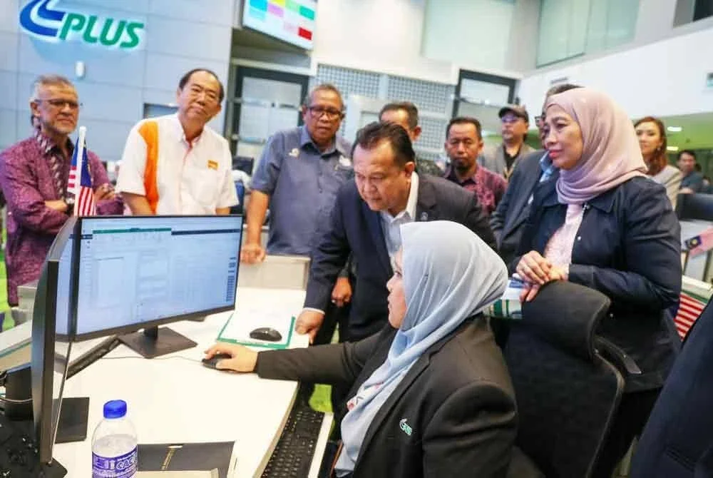 Alexander (empat dari kiri) ketika meninjau operasi di ibu pejabat PLUS di Persada PLUS pada Khamis.