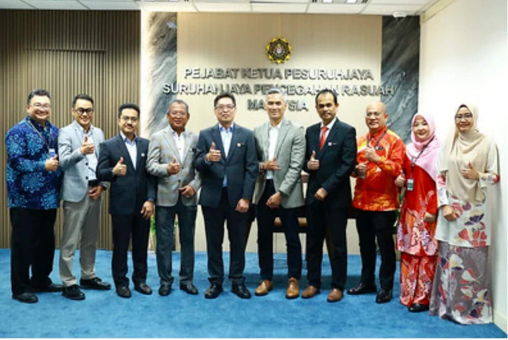 Azam menerima kunjungan hormat Mohd Shuhaily di Ibu Pejabat SPRM pada Khamis.