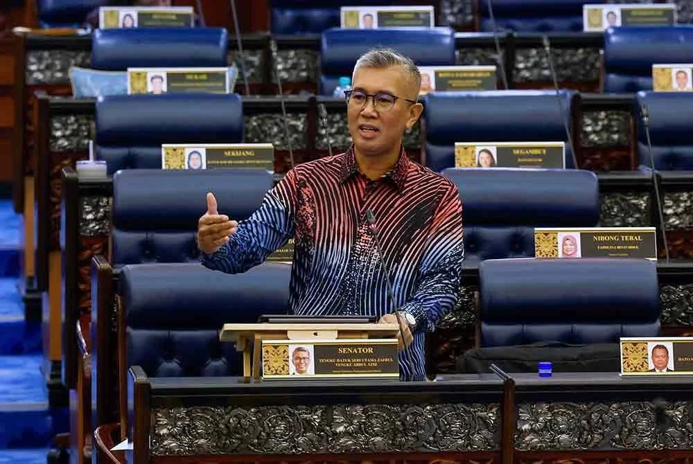 Tengku Zafrul pada sesi pertanyaan-pertanyaan bagi jawab lisan ketika Mesyuarat Kedua, Penggal Keempat Parlimen ke-15 Dewan Rakyat di Bangunan Parlimen pada Khamis. Foto Bernama