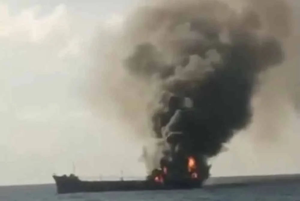 Kapal tangki yang terbakar kira-kira 36 batu nautika dari Tanjung Sedili Kechil pada petang Rabu. Foto Maritim