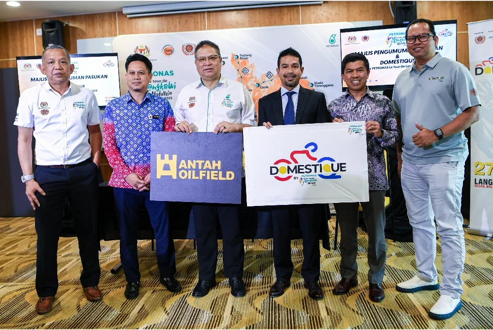 Timbalan Ketua Pengarah Majlis Sukan Negara (MSN) Ariffin Mohd Ghani (tiga, kiri) bergambar bersama penaja Domestique Pengarah Lembaga Antah Group Tunku Khairul Zaim Tunku Naquiyuddin (tiga, kanan) pada sidang media pengumuman pasukan PETRONAS Le Tour de Langkawi 2025 (LTdL25) di MSN, Bukit Jalil pada Khamis. Foto Bernama