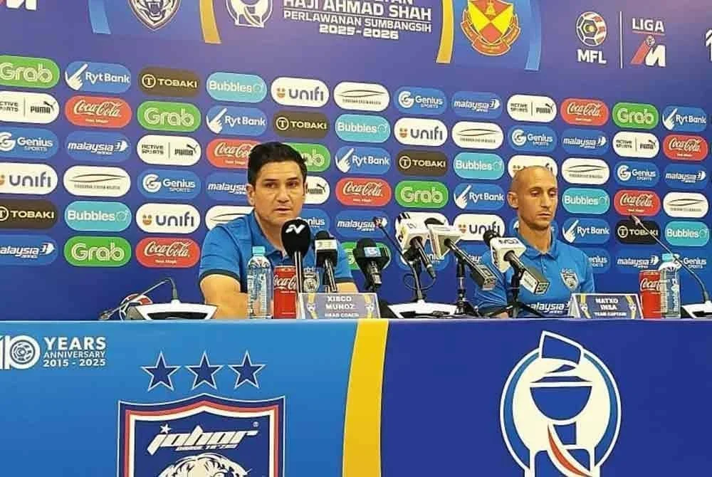 Munoz (kiri) pada sidang akhbar berkenaan.