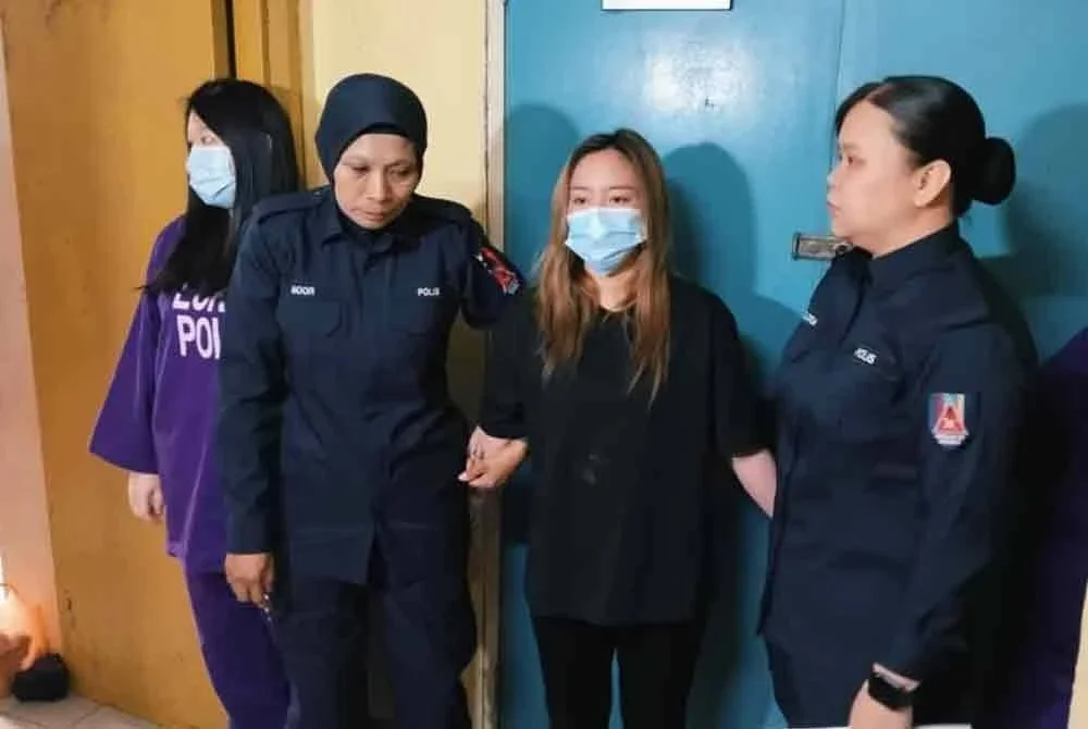 Wanita warga Vietnam, Vo Thi Be Thu (dua, kanan), dibawa ke Mahkamah Majistret Johor Bahru hari ini atas pertuduhan edar, miliki dadah.