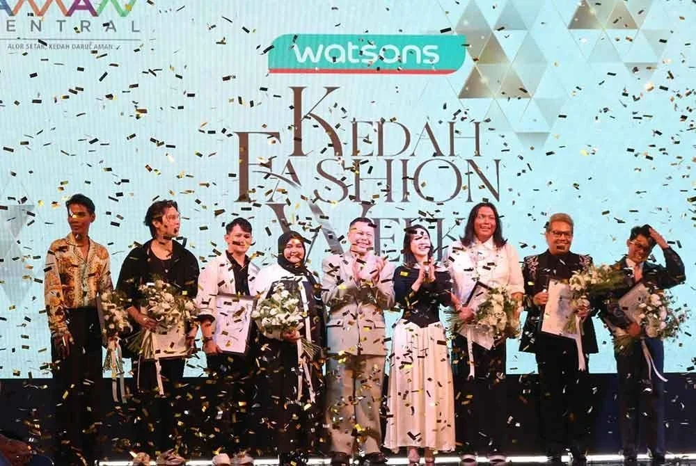 Ken Chin (lima dari kanan) bersama sebahagian pereka fesyen yang menjayakan KFW25 bertemakan Evolut10n.