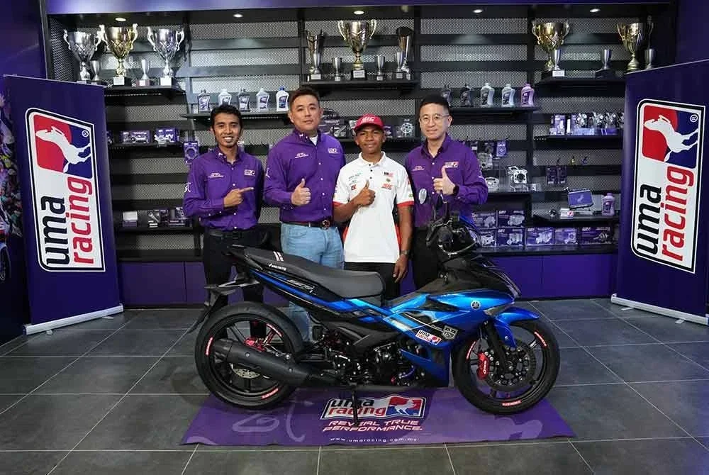 Hakim Danish (dua kanan) dan Alfred Lim (dua, kiri) bersama Yamaha Y15ZR pada majlis di Puchong - Foto: UMA Racing