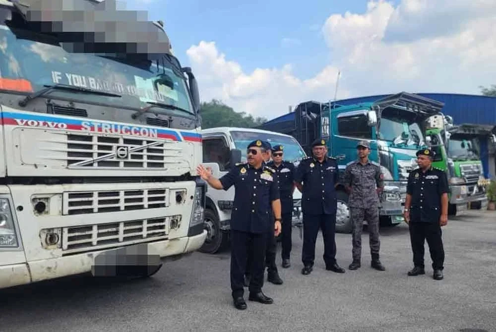 Muhammad Kifli menunjukkan antara kenderaan perdagangan yang disita JPJ.