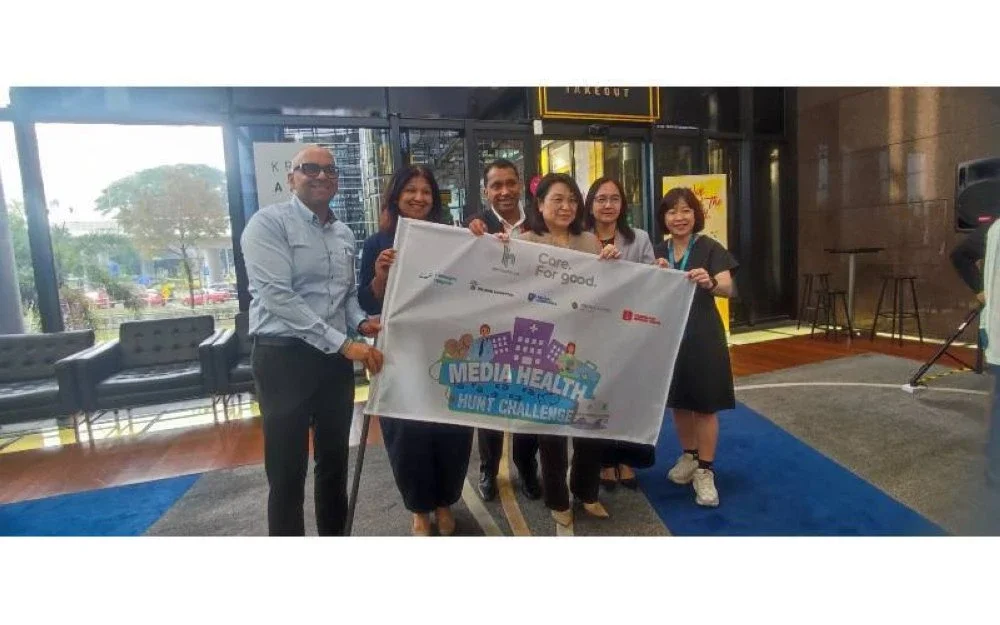 Erica (tiga dari kanan) bersama wakil hospital pada program Media Health Hunt Challenge.