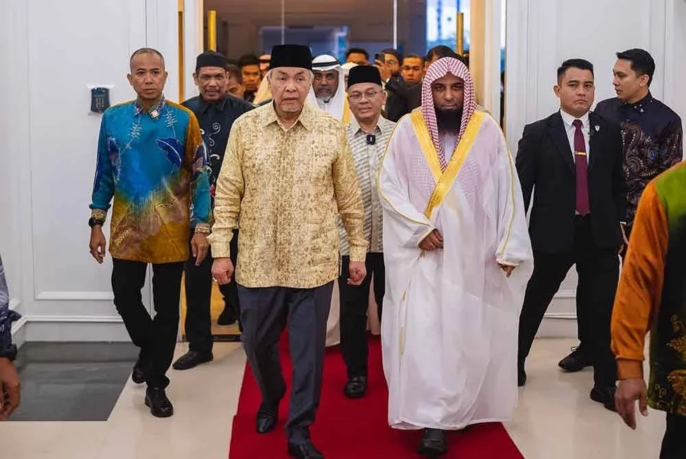 Ahmad Zahid bersama Imam Masjid Al-Nabawi Madinah, Shaikh Dr. Salah Muhammad Al-Budair (tiga, kanan) hadir pada Majlis Perasmian World Quran Symposium 2025 di Pusat Dagangan Dunia Kuala Lumpur (WTCKL) pada Khamis.
Turut sama, Menteri di Jabatan Perdana Menteri (Hal Ehwal Agama) Datuk Dr Mohd Na'im Mokhtar (tengah). - Bernama