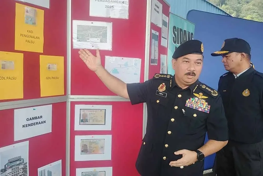 Muhammad Kifli menunjukkan paparan gambar rampasan hasil tindakan pemandu kenderaan perdagangan warga asing.