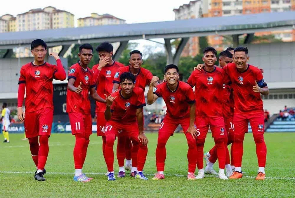 Pemain Armed Forces meraikan jaringan Muhammad Hadi (enam dari kiri) ketika menentang Bunga Raya di Stadium Mindef. Foto FB Armed Forces FC
