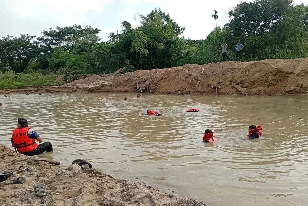 Seorang kanak-kanak lelaki berusia 12 tahun dikhuatiri lemas selepas tergelincir ke dalam kuari pasir di Baling.