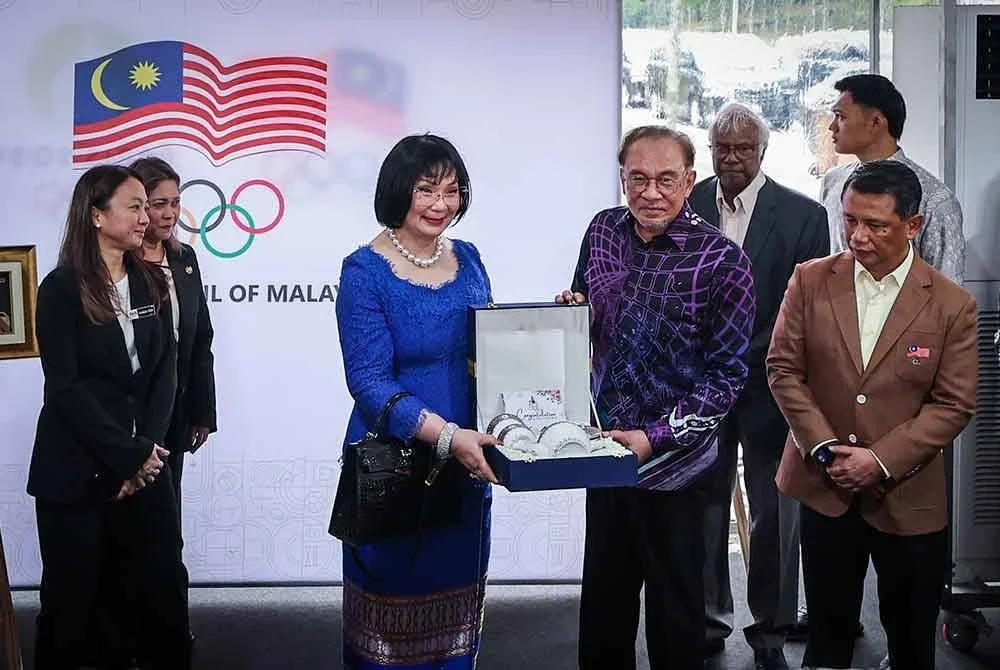 Anwar (dua dari kanan) menerima hadiah penghargaan daripada Presiden Persatuan Badminton Thailand (BAT), Khunying Patama Leeswadtrakul (dua kiri) selepas menyempurnakan Majlis Pecah Tanah pembinaan Olympic House – ibu pejabat baharu Majlis Olimpik Malaysia (MOM) di Perkarangan Stadium Nasional Bukit Jalil. Turut hadir, Menteri Belia dan Sukan, Hannah Yeoh (kiri) dan Presiden MOM, Tan Sri Mohamad Norza Zakaria (kanan). Foto Bernama