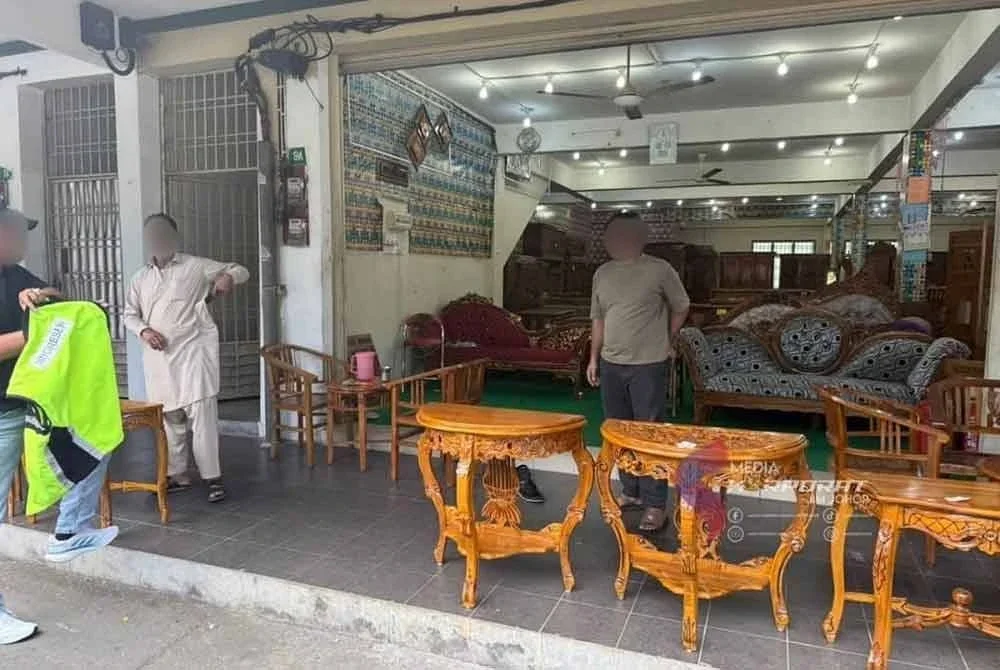 Jabatan Imigresen menyerbu premis perniagaan milik warga asing di kawasan yang dikenali sebagai 'Mini Pakistan' di Bandar Ayer Hitam, Batu Pahat.