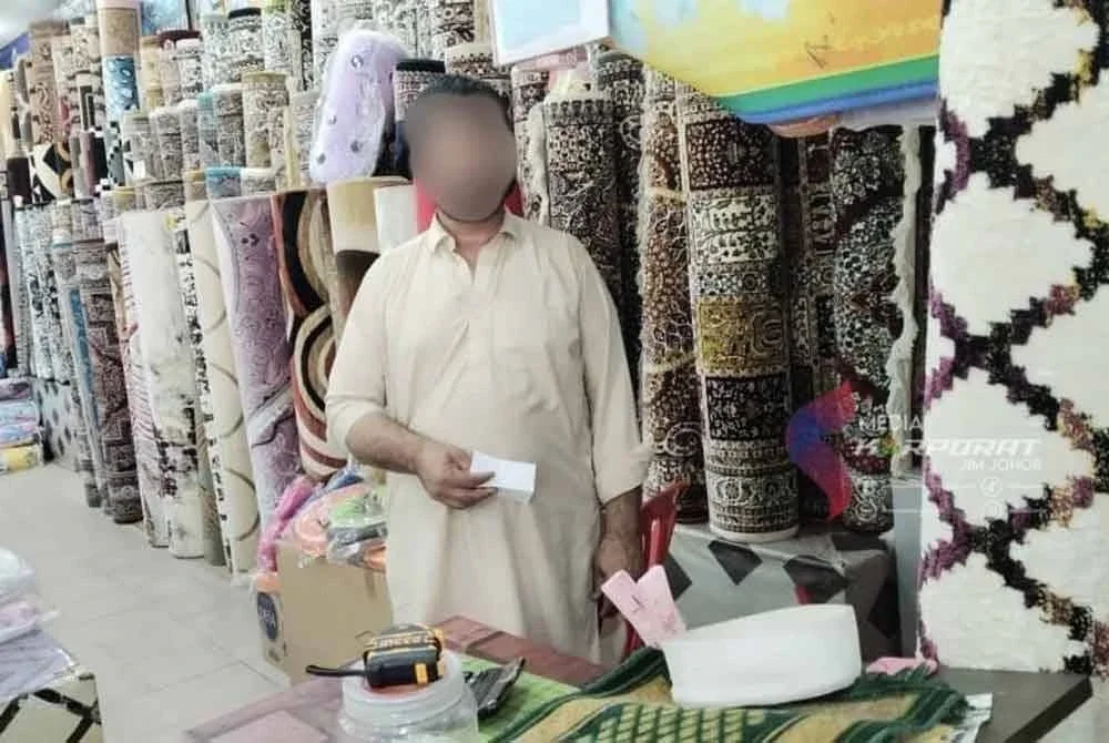 Antara warga asing yang diperiksa dalam operasi imigresen di Bandar Ayer Hitam, Batu Pahat.