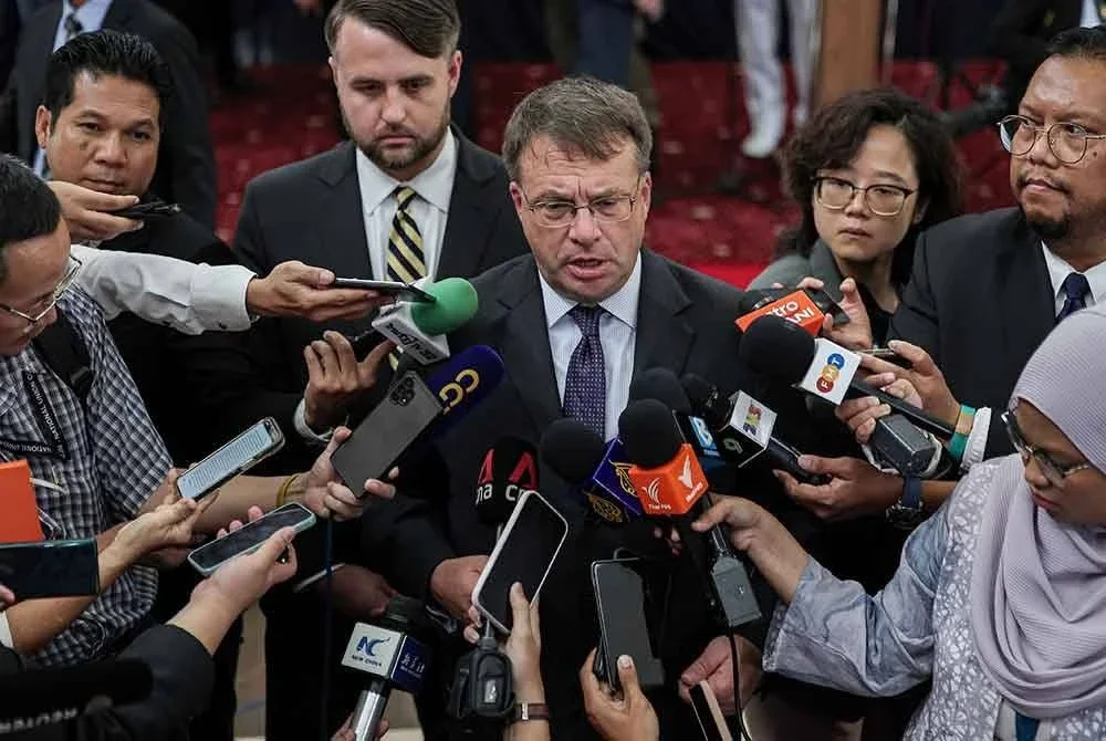 Duta Besar Amerika Syarikat ke Malaysia, Edgard Kagan bercakap pada sidang media selepas menghadiri Mesyuarat Jawatankuasa Sempadan Am (GBC) di Wisma Perwira pada Khamis. Foto Bernama