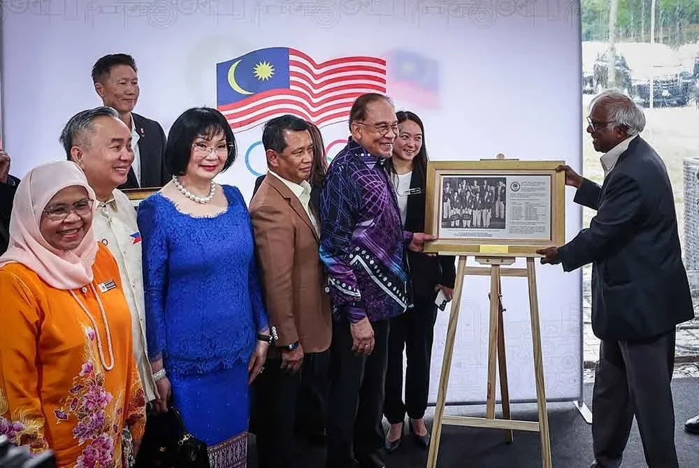 Anwar (dua dari kanan), menerima cenderahati penghargaan daripada bekas pelari pecut negara, Tan Sri Dr M. Jegathesan (kanan), selepas menyempurnakan Majlis Pecah Tanah pembinaan Olympic House – ibu pejabat baharu Majlis Olimpik Malaysia (MOM) – di perkarangan Stadium Nasional Bukit Jalil, pada Khamis. Foto Bernama