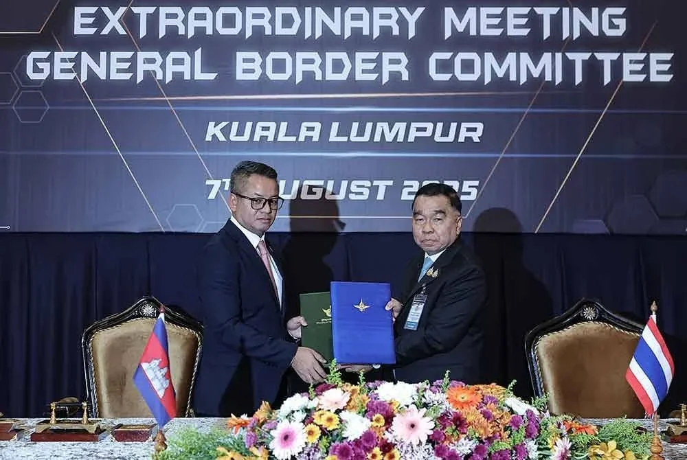 Menteri Pertahanan Kemboja, Jeneral Tea Seiha (kiri) dan Pemangku Menteri Pertahanan Thailand, Jeneral Nattaphon Narkphanit (kanan) bergambar ketika pertukaran dokumen perjanjian persefahaman (MoU) antara kedua-dua negara semasa menghadiri Mesyuarat Jawatankuasa Sempadan Am (GBC) di Wisma Perwira pada Khamis. Foto Bernama