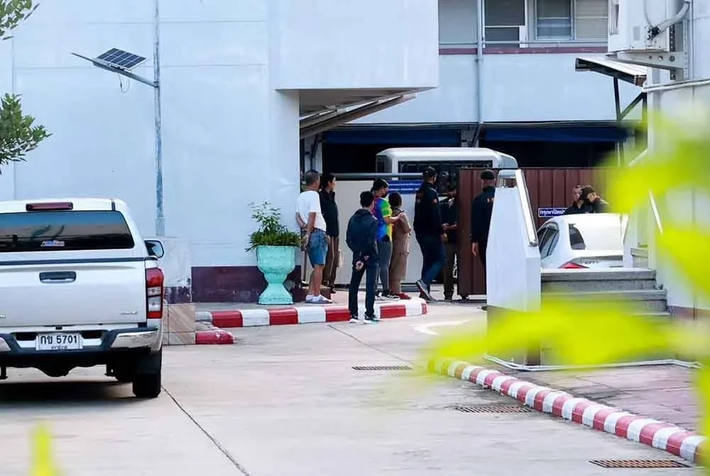 Eda Ezrin, suami dan rakan-rakan tiba di Depot Tahanan Imigresen Golok menaiki trak pikap pada jam 5 waktu tempatan.