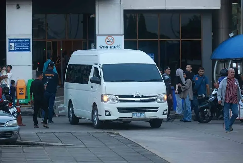 Eda Ezrin dan rakan, Nur Aida yang selamat tiba di Kelantan, terus dibawa ke Balai Polis Rantau Panjang menaiki kenderaan khas pada Khamis.