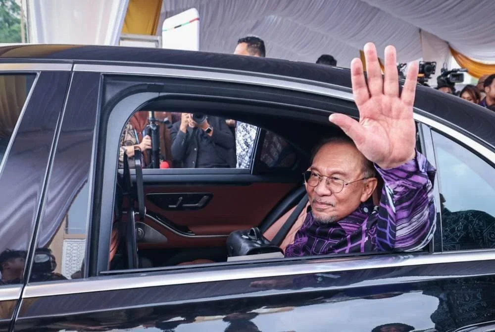 Anwar melambaikan tangan selepas selesai majlis pecah tanah pembinaan Olympic House di Bukit Jalil pada Khamis. Foto Bernama
