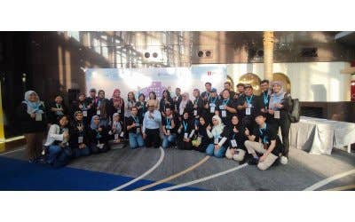 Erica (berdiri, tengah) bersama sebahagian peserta program Media Health Hunt Challenge.