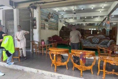 Jabatan Imigresen menyerbu premis perniagaan milik warga asing di kawasan yang dikenali sebagai 'Mini Pakistan' di Bandar Ayer Hitam, Batu Pahat.