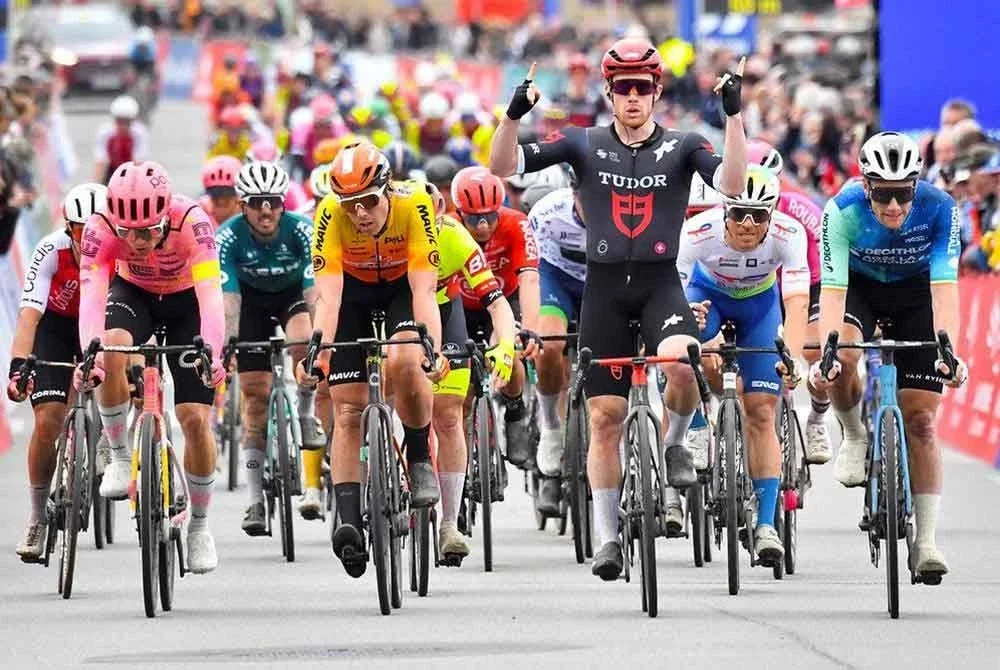 Alberto Dainese (tiga dari kanan) yang mewakili Tudor Pro Cycling Team antara pelumba tumpuan pada edisi LTdL kali ini. Foto Agensi