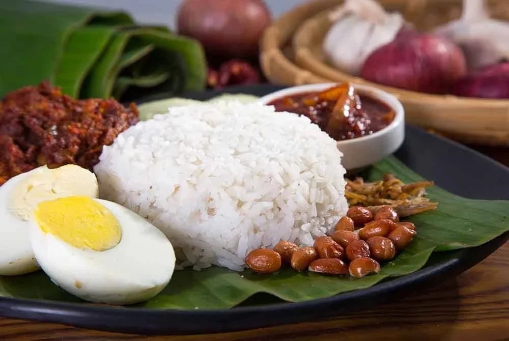 Merak Jalanan rayu, janganlah potong telur rebus. Janganlah sisihkan ikan bilis dan timun. Kacang pun jangan tinggalkan. Foto hiasan/123RF