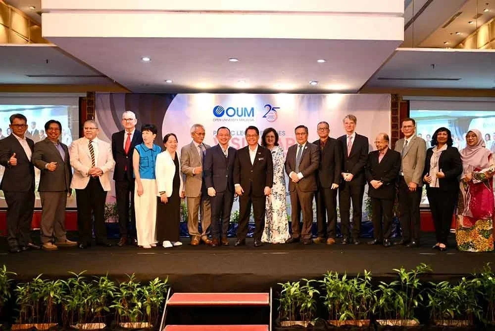 Ahmad Izanee (tujuh dari kanan) bergambar bersama tetamu pada pada majlis syarahan umum bertemakan Kepimpinan Visionari: Merintis Masa Depan Pendidikan Digital anjuran OUM di Kuala Lumpur pada Rabu.