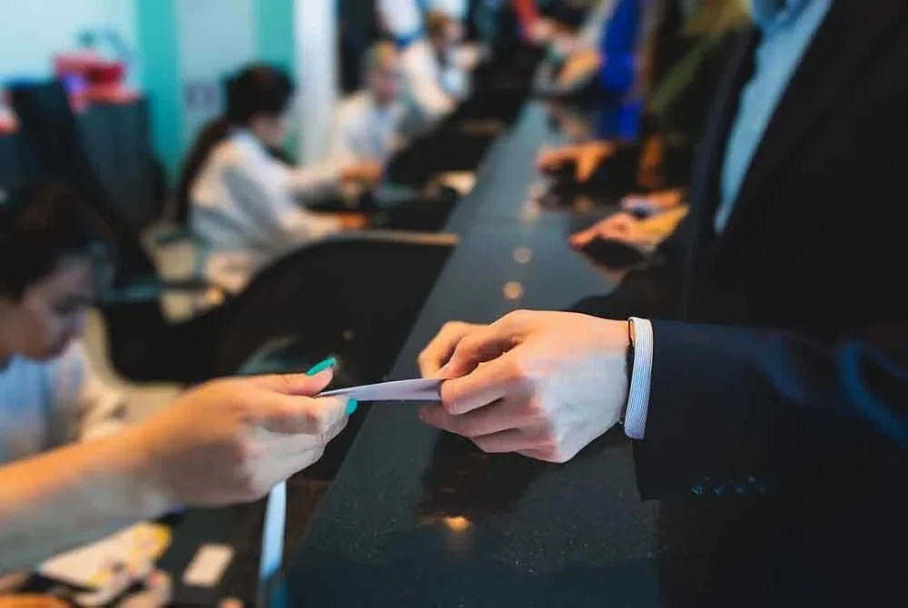 Dalam kepanasan hari ini, penulis kembali ‘sejuk’ apabila pegawai kaunter satu dan dua melayan pelawat dengan senyuman. Foto hiasan/foto123RF