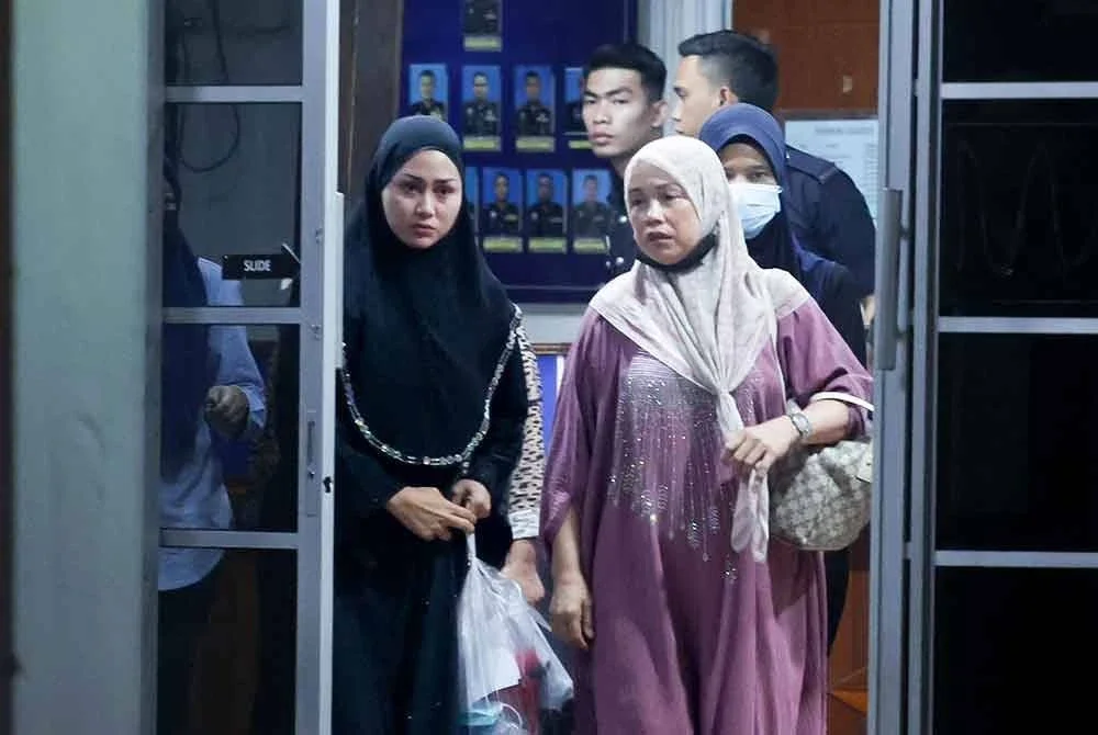 Eda Ezrin bersama ibunya, Zahara selepas merakam keterangan di Balai Polis Rantau Panjang pada Khamis.