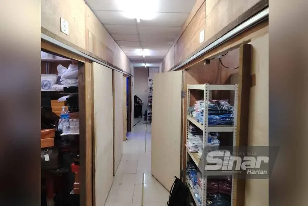 Sebuah premis yang diubah suai menjadi stor diserbu KPDN Kuala Lumpur di Jalan Petaling, Kuala Lumpur pada Khamis.