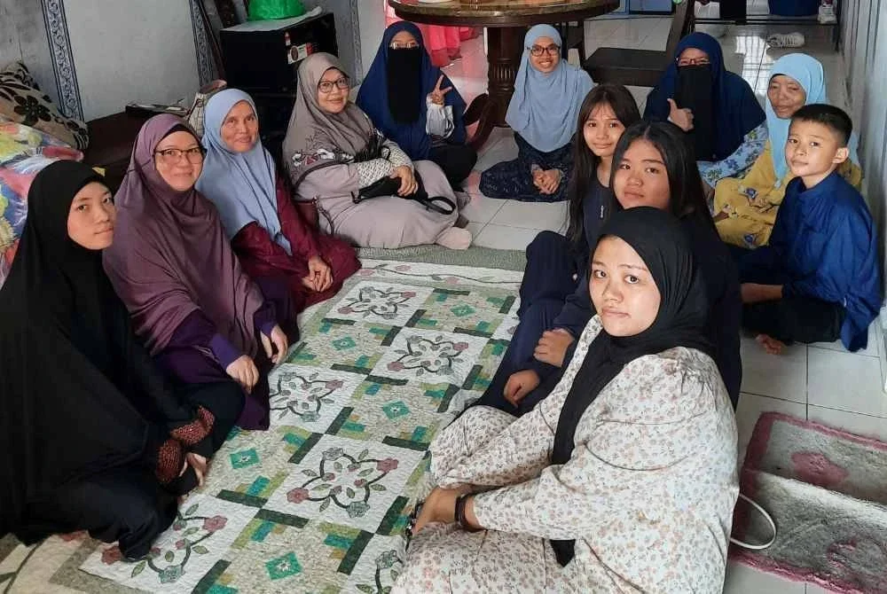 NUR HIDAYAH ANG (dua, kiri) aktif dalam menjalankan kerja kebajikan sebagai sukarelawan Hidayah Centre Foundation. -Foto: IHSAN ANG KWAI LENG