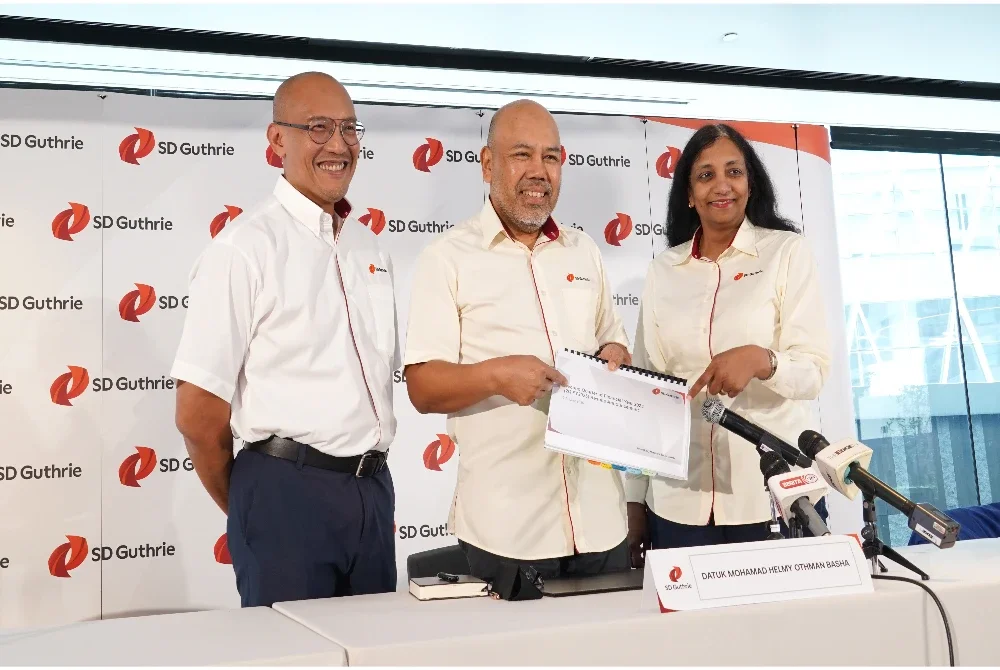 Dari kiri: Ketua Pegawai Operasi Kumpulan Guthrie, Mohd Haris Mohd Arshad; Pengarah Urusan Kumpulan Guthrie, Datuk Mohamad Helmy Othman Basha dan Ketua Pegawai Kewangan Guthrie, Renaka Ramachandran menunjukkan pencapaian cemerlang bagi separuh kedua tahun kewangan 2025.
