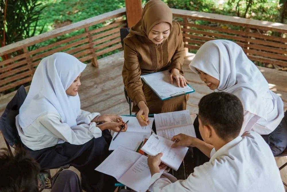 WALAUPUN seseorang mencapai kejayaan akademik tinggi atau memiliki pekerjaan hebat, keberkatan tersebut boleh terhapus jika adab terhadap guru diabaikan. -Foto: CANVA