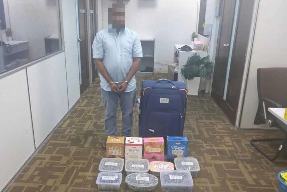 Seorang lelaki warga India berperanan sebagai keldai penyeludupan ditahan di KLIA pada Selasa lalu. FOTO: AKPS