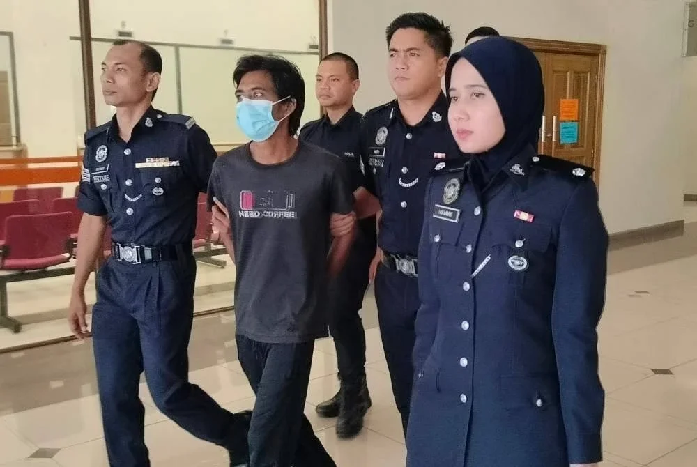 Tertuduh diiringi anggota polis keluar dari mahkamah selepas dijatuhkan hukuman.