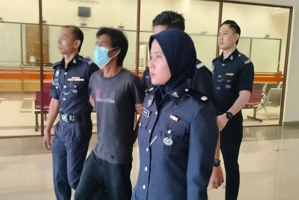 Tertuduh yang mengaku salah atas tuduhan mencederakan anggota polis guna parang disabitkan kesalahan sebelum menjatuhkan hukuman penjara lapan bulan bermula dari tarikh tangkap, 2 Ogos lalu.