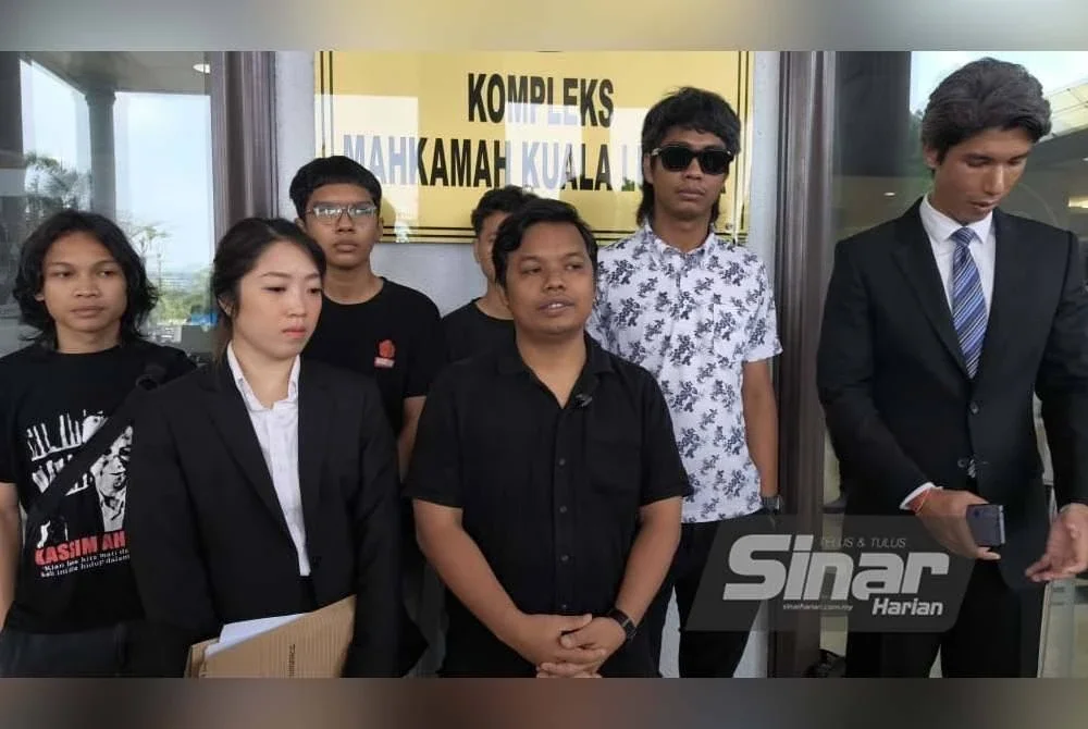 Amir Hariri (tengah) dilepaskan dan dibebaskan Mahkamah Majistret Kuala Lumpur pada Jumaat, atas satu pertuduhan gagal memaklumkan kepada pegawai polis lima hari sebelum mengadakan perhimpunan 'Mana LCS’, pada Ogos 2022. Foto Sinar Harian NOOR AZLIDA ALIMIN 