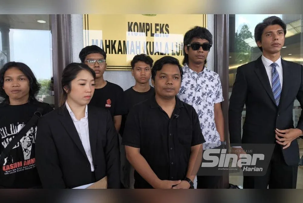 Amir Hariri (tengah) dilepaskan dan dibebaskan Mahkamah Majistret Kuala Lumpur pada Jumaat, atas satu pertuduhan gagal memaklumkan kepada pegawai polis lima hari sebelum mengadakan perhimpunan 'Mana LCS’, pada Ogos 2022. Foto Sinar Harian NOOR AZLIDA ALIMIN 