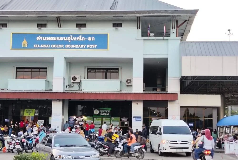 Suami Eda Ezrin bersama tiga rakannya dihantar oleh kakitangan Jabatan Imigresen Thailand dan diserahkan kepada Polis Kelantan sebaik tiba di ICQS Rantau Panjang pada Jumaat.