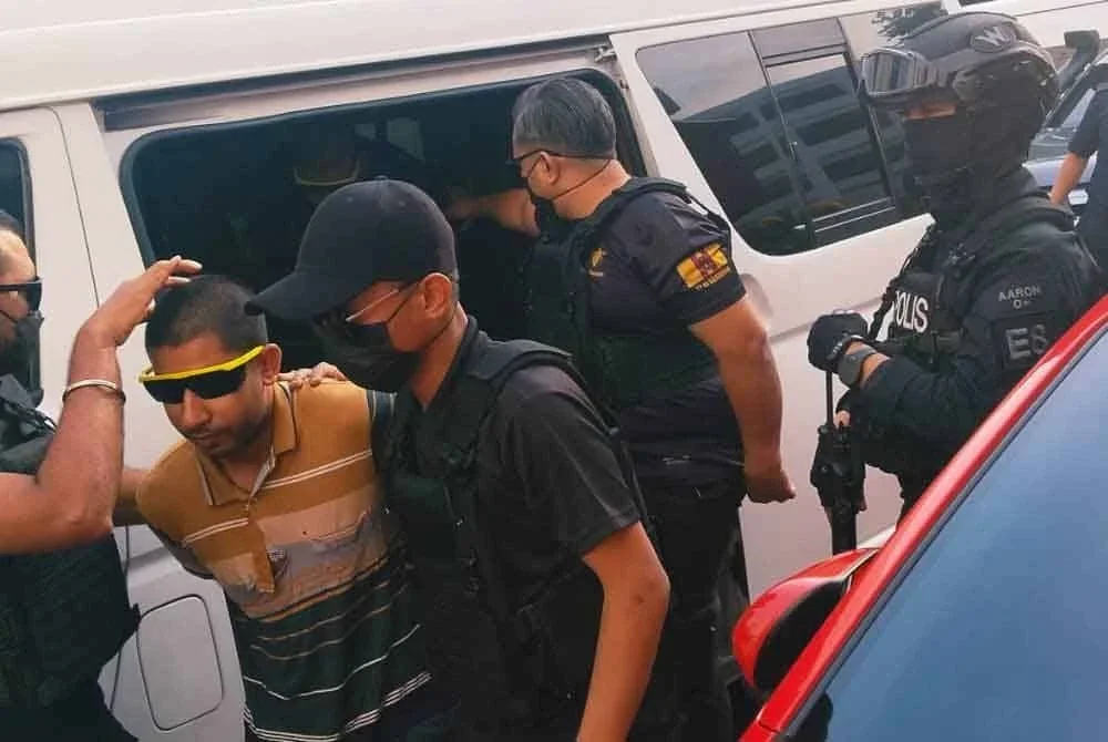 Mohammad Afsar tiba di Mahkamah Sesyen Johor Bahru dengan kawalan ketat anggota polis.