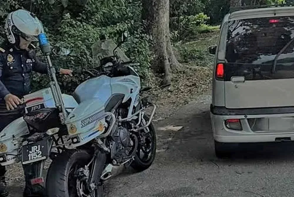 Tangkap layar video memaparkan antara pengguna jalan raya yang dikenakan notis saman kerana melakukan kesalahan membuat pusingan U di kawasan tidak dibenarkan di kawasan Ayer Keroh, Melaka.