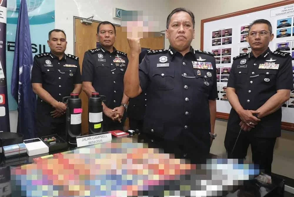 Rusdi menunjukkan kad ATM yang dirampas.