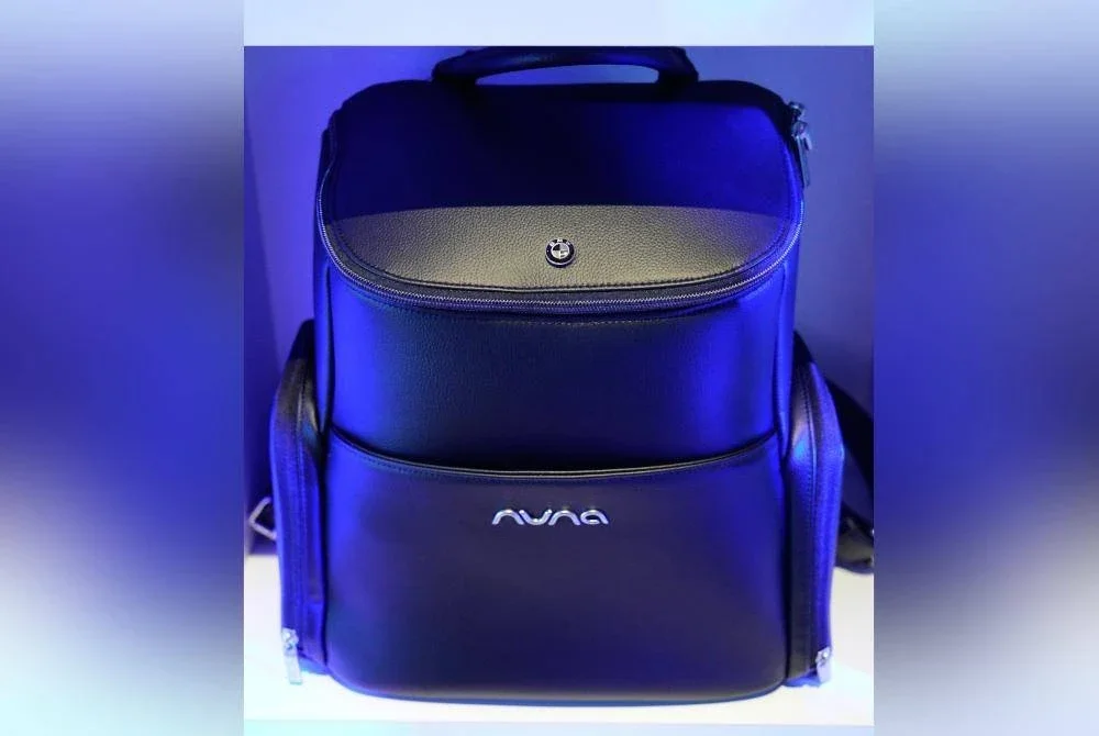 Beg Essential Nuna tersedia dengan warna Element dengan gabungan hitam karbon dramatik bersama lencana logam ekslusif BMW logam pada kepak luar serta dating dengan kantung peralatan mandian yang boleh ditanggalkan.