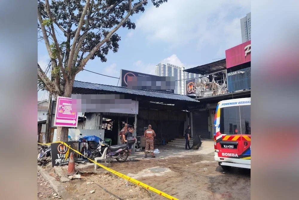 Bomba melaksanakan pemantauan di sekitar lokasi kejadian kebakaran di Jalan Pantai Dalam, Kuala Lumpur.