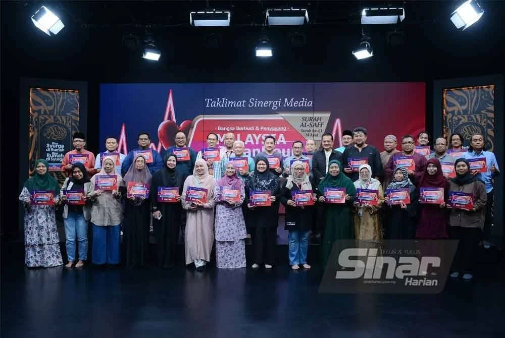 Wakil agensi media yang terlibat bergambar bersama selepas Taklimat Sinergi Media sempena Malaysia #QuranHour 2025 di Studio My #QuranTime (MQT), di sini pada Jumaat. FOTO SINAR HARIAN/ MOHD HALIM ABDUL WAHID